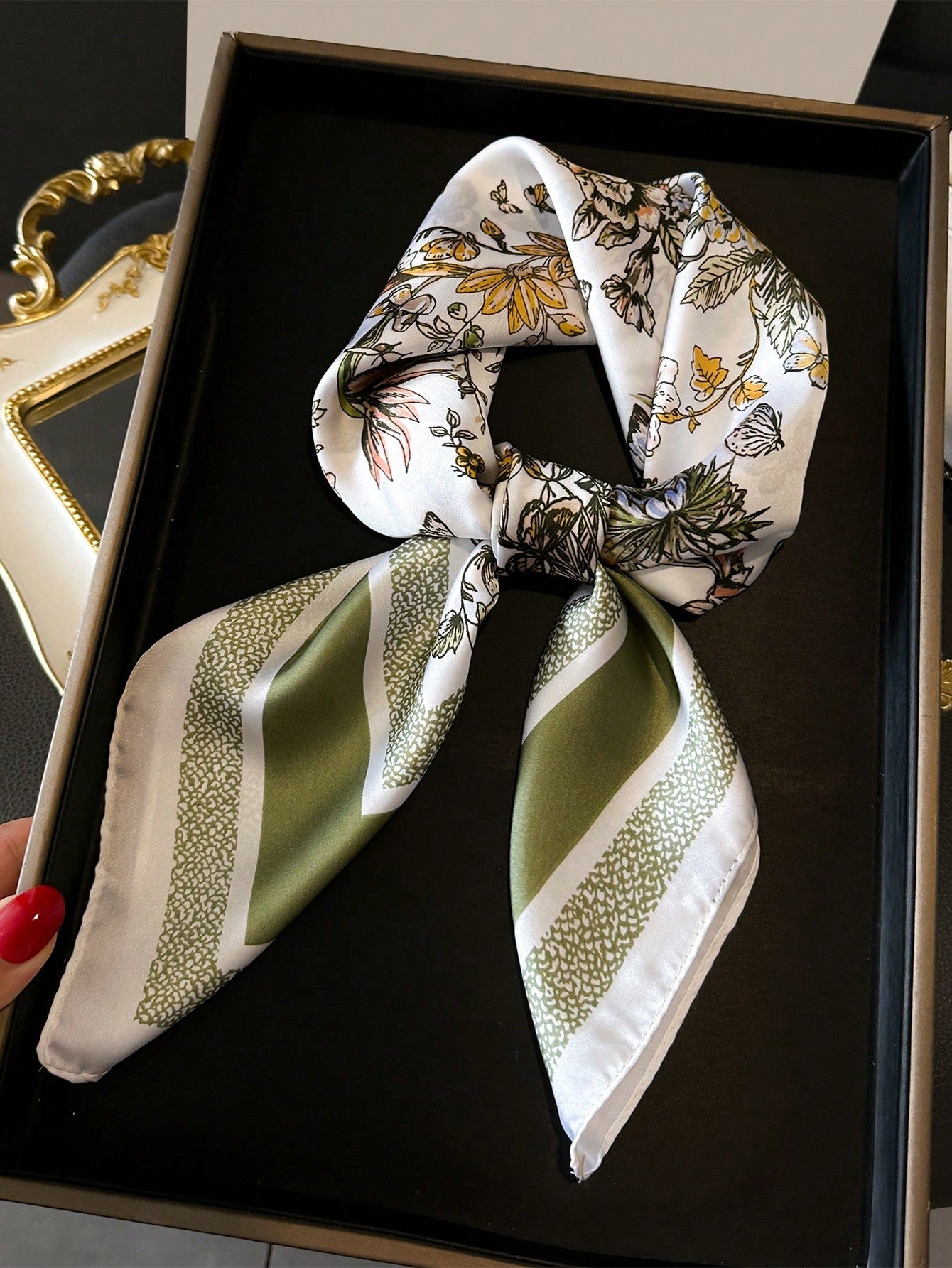 Foulard Carré Femme – Imprimé Floral Élégant | Léger, Coloré & Polyvalent