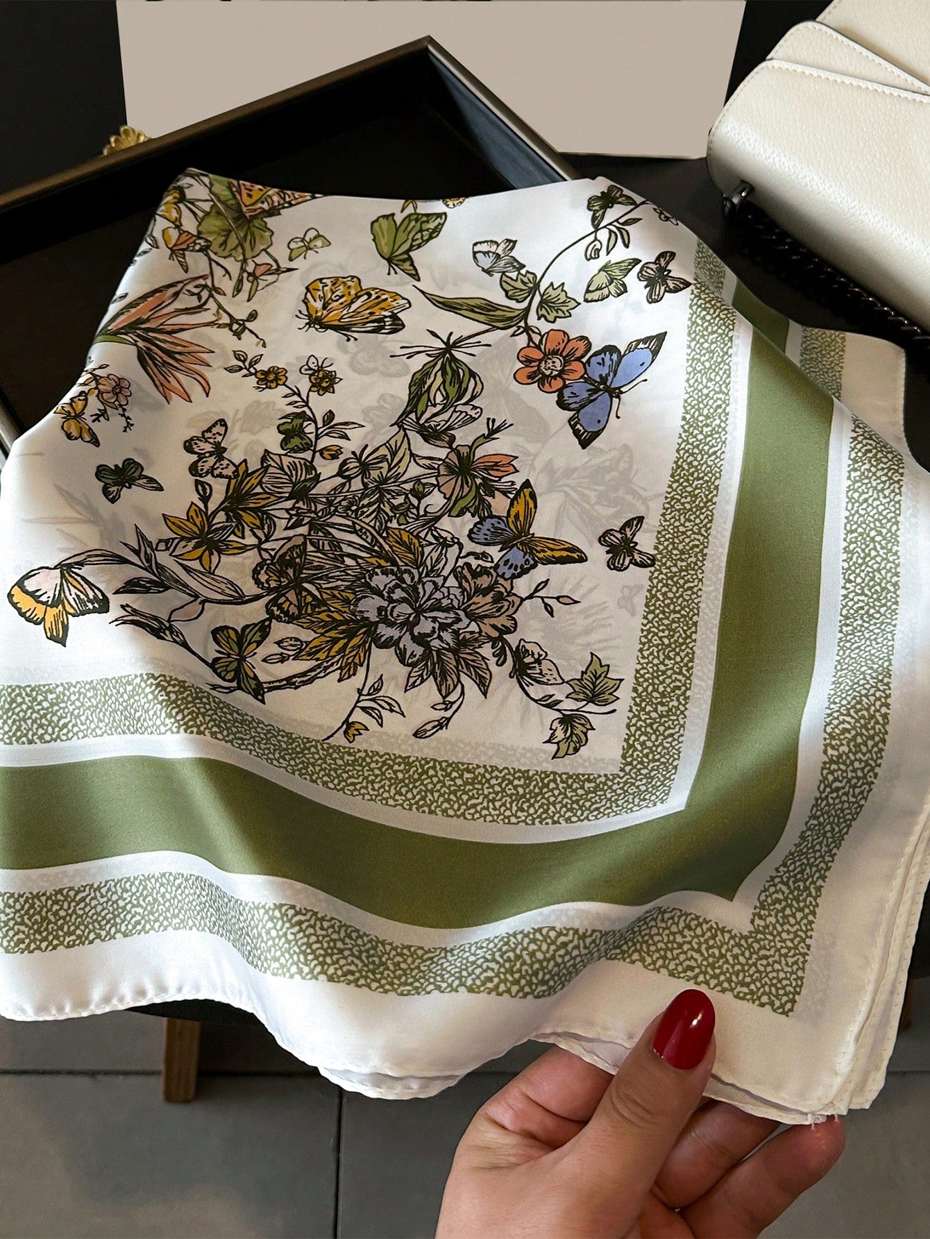 Foulard Carré Femme – Imprimé Floral Élégant | Léger, Coloré & Polyvalent