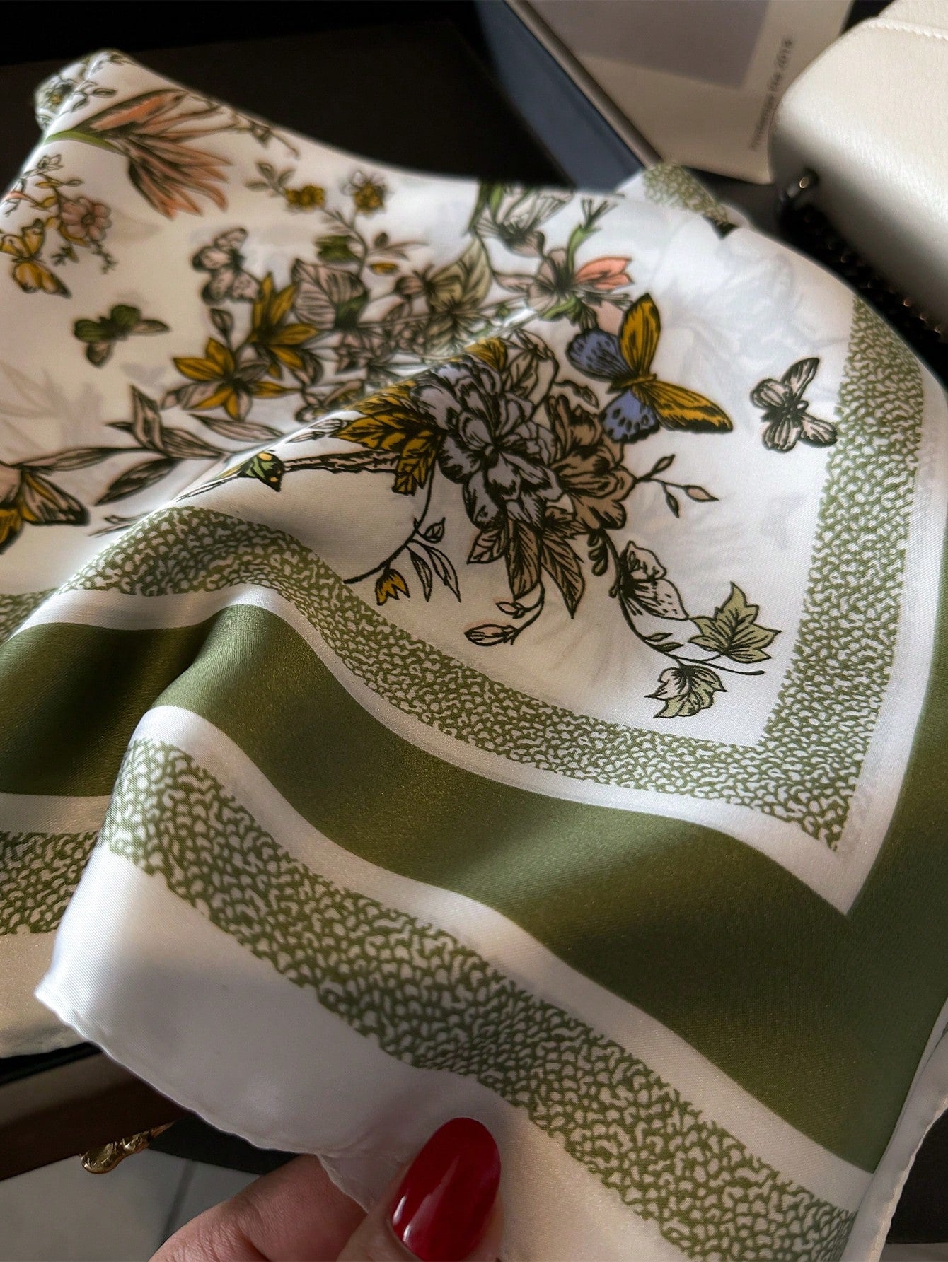 Foulard Carré Femme – Imprimé Floral Élégant | Léger, Coloré & Polyvalent