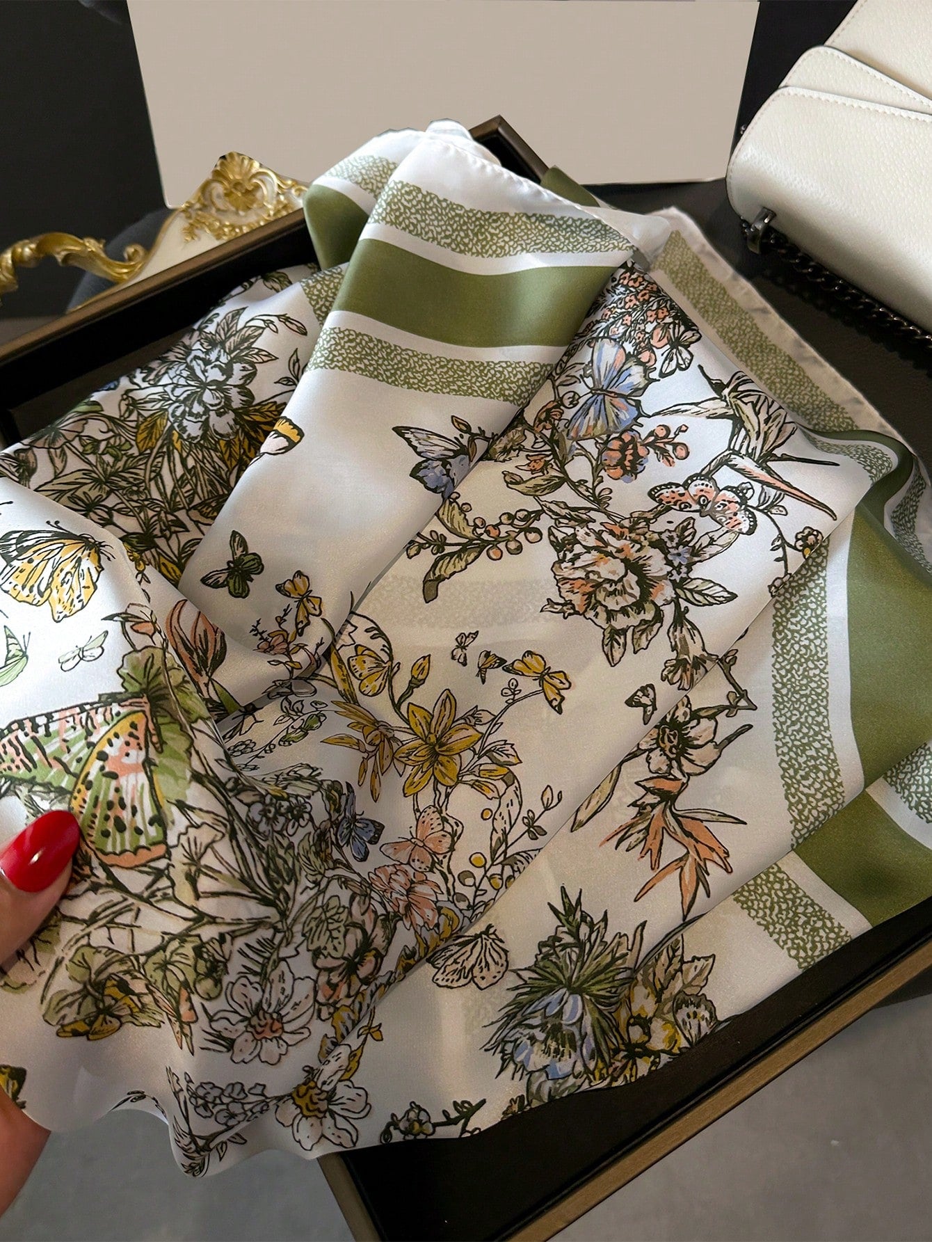 Foulard Carré Femme – Imprimé Floral Élégant | Léger, Coloré & Polyvalent