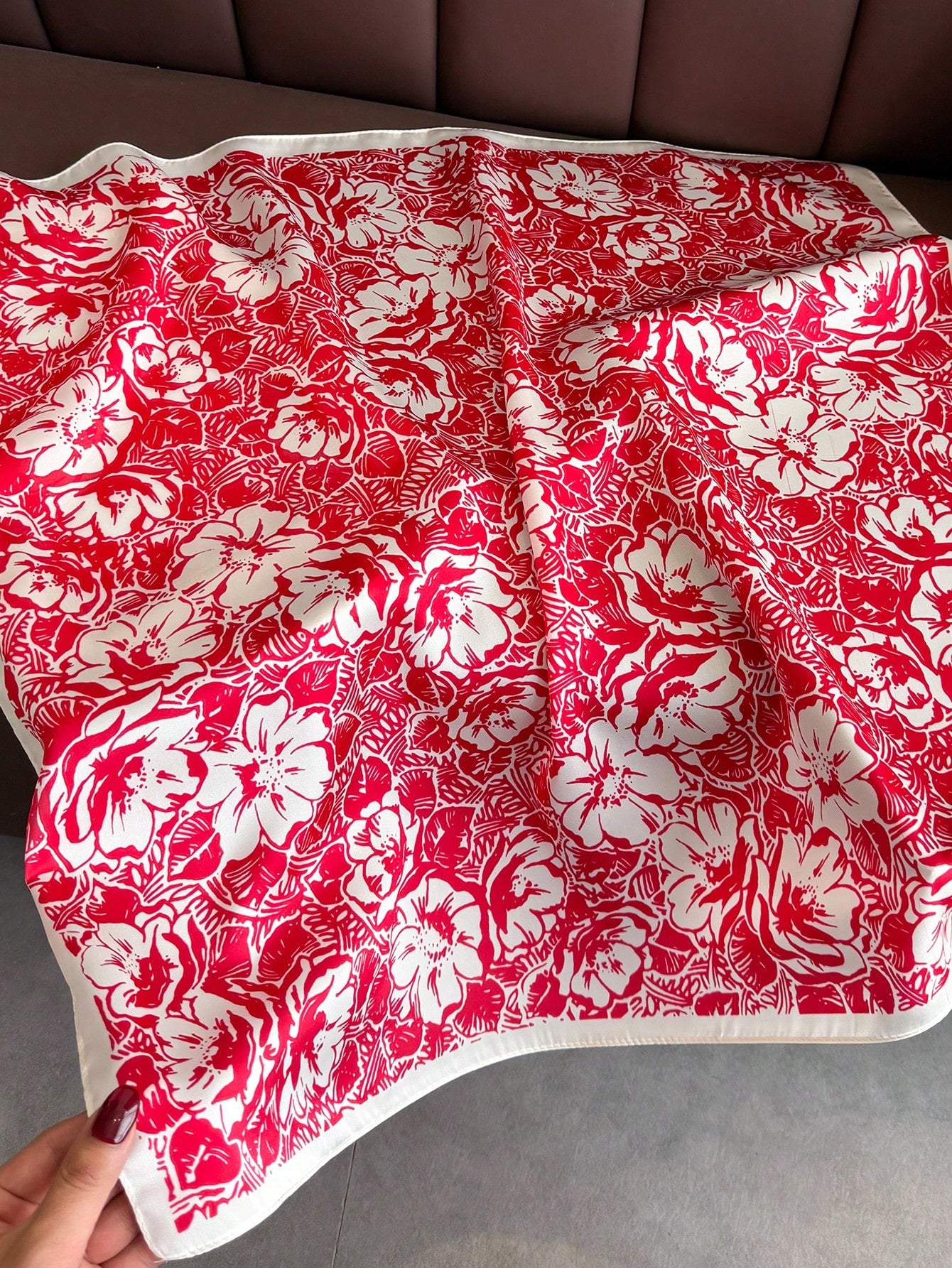 Foulard Carré Satiné Femme – Motif Vintage Élégant | Léger & Doux | Accessoire Mode Printemps-Été