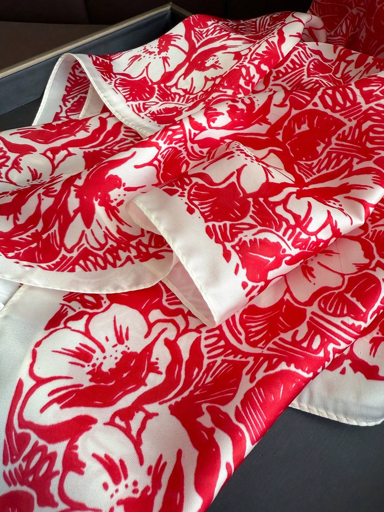 Foulard Carré Satiné Femme – Motif Vintage Élégant | Léger & Doux | Accessoire Mode Printemps-Été