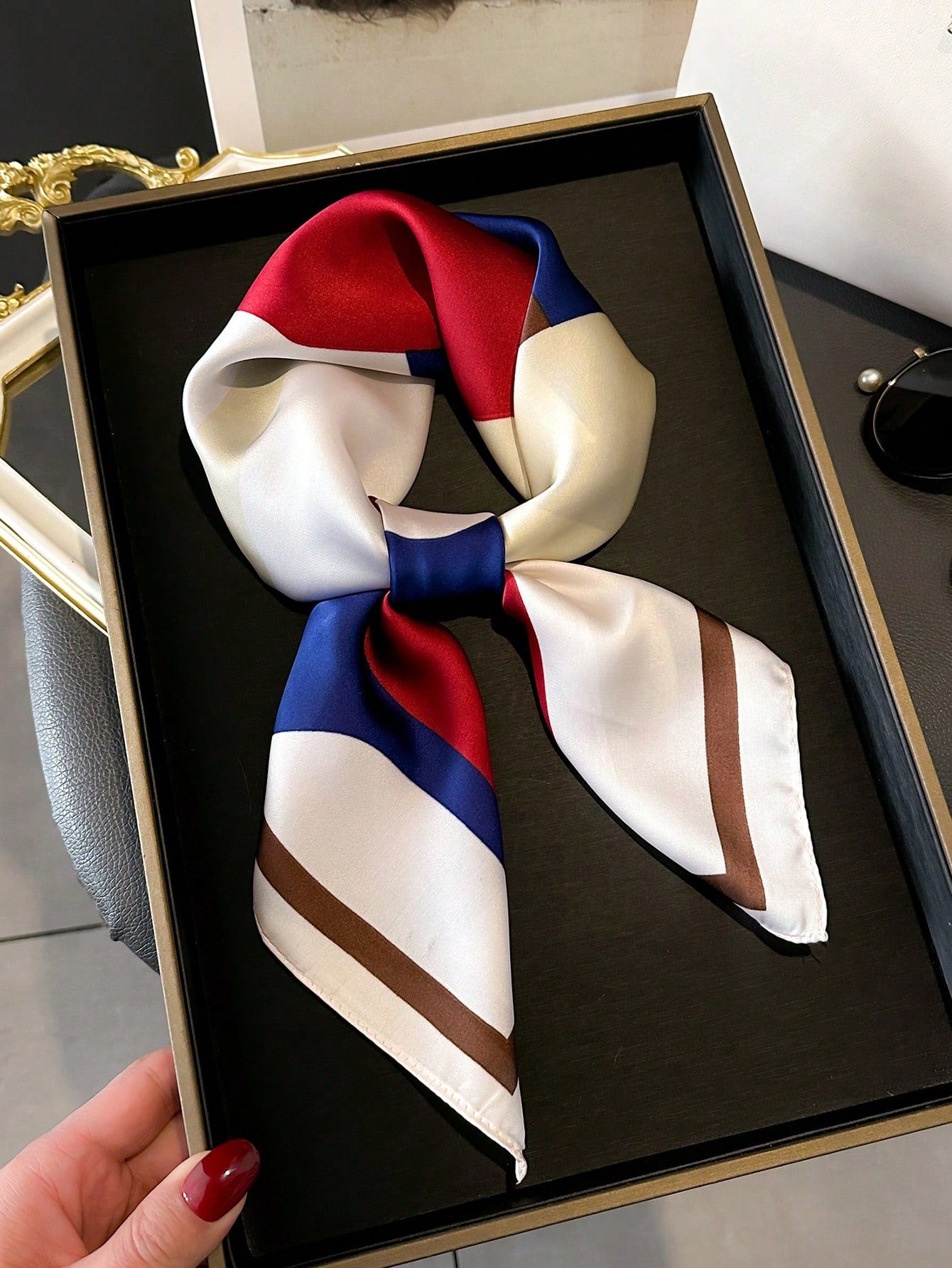 Foulard Carré Satiné Femme – Imprimé Vintage Élégant | Léger, Bohème et Confortable