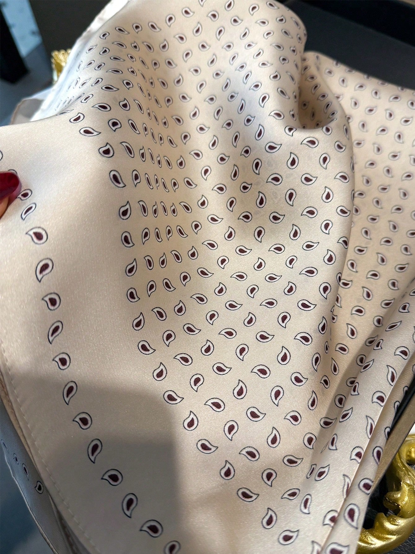 Foulard Carré Femme Motif Cachemire – Vintage Chic & Léger | Tissu Satiné Effet Soie