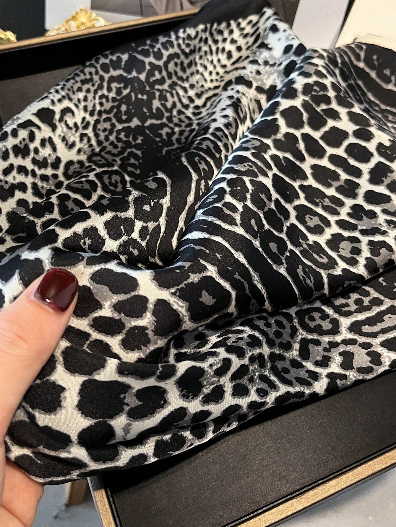Foulard Carré Femme Satin – Imprimé Léopard Vintage | Léger & Chic | Idéal Printemps/Été