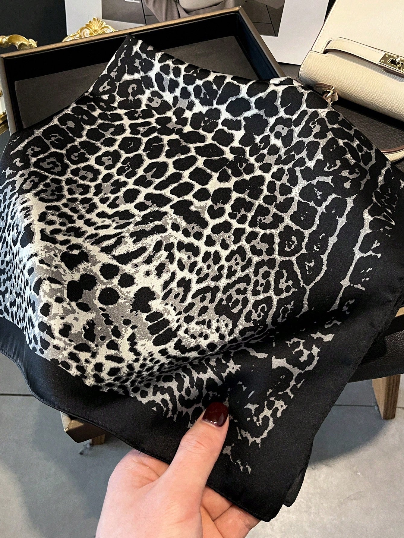 Foulard Carré Femme Satin – Imprimé Léopard Vintage | Léger & Chic | Idéal Printemps/Été